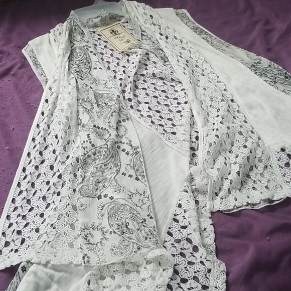 White and black patterned shall - Picture 4 of 4